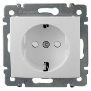 Розетка 2К+3 Legrand Valena 16A 250V с/з со шторками винтовой зажим белая 774421